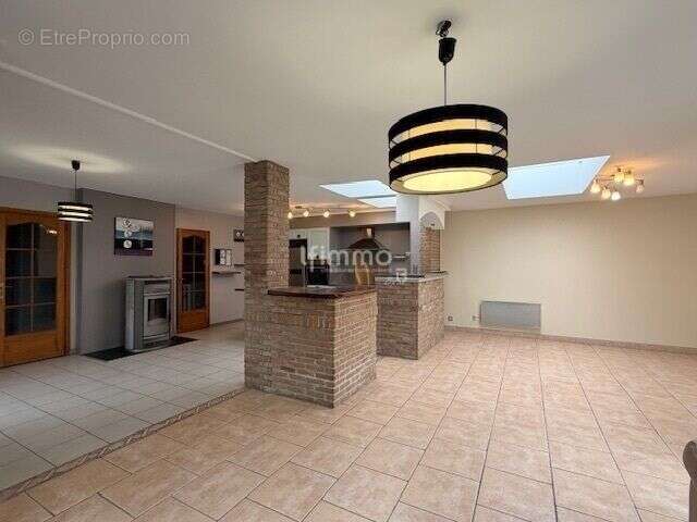 Maison à QUIEVRECHAIN