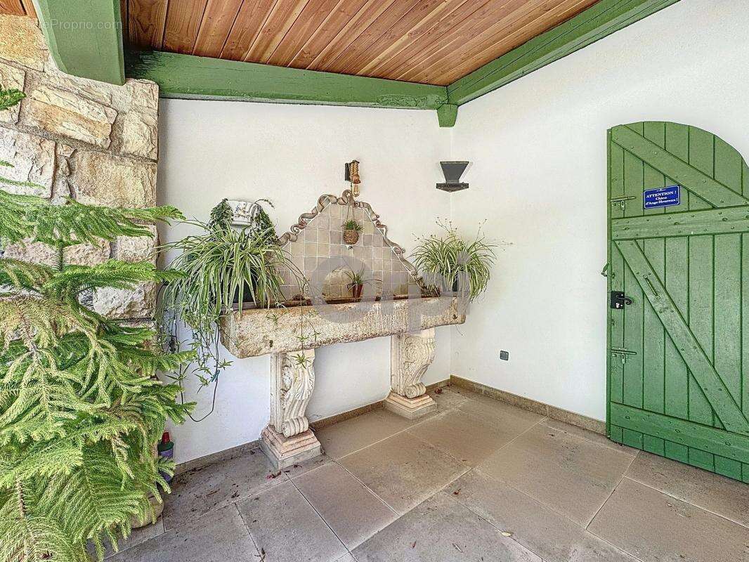 Propriété de Prestige avec Piscine spa et Terrain de tennis à Roquebrune-sur-Argens - photo 17