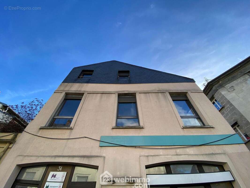 Local professionnel ou appartement d'une surface de 163 m² - Appartement à LAON