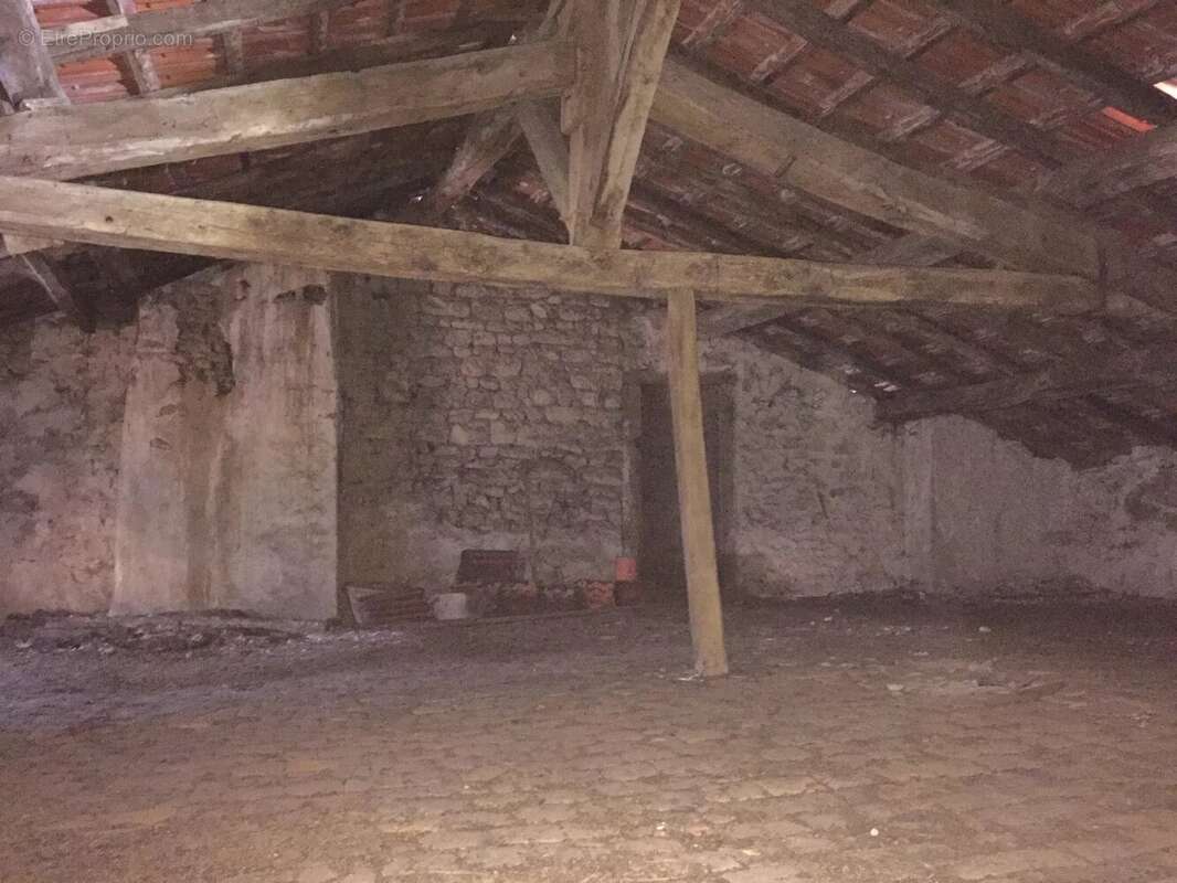 Maison à SAINT-HILAIRE-LE-CHATEAU