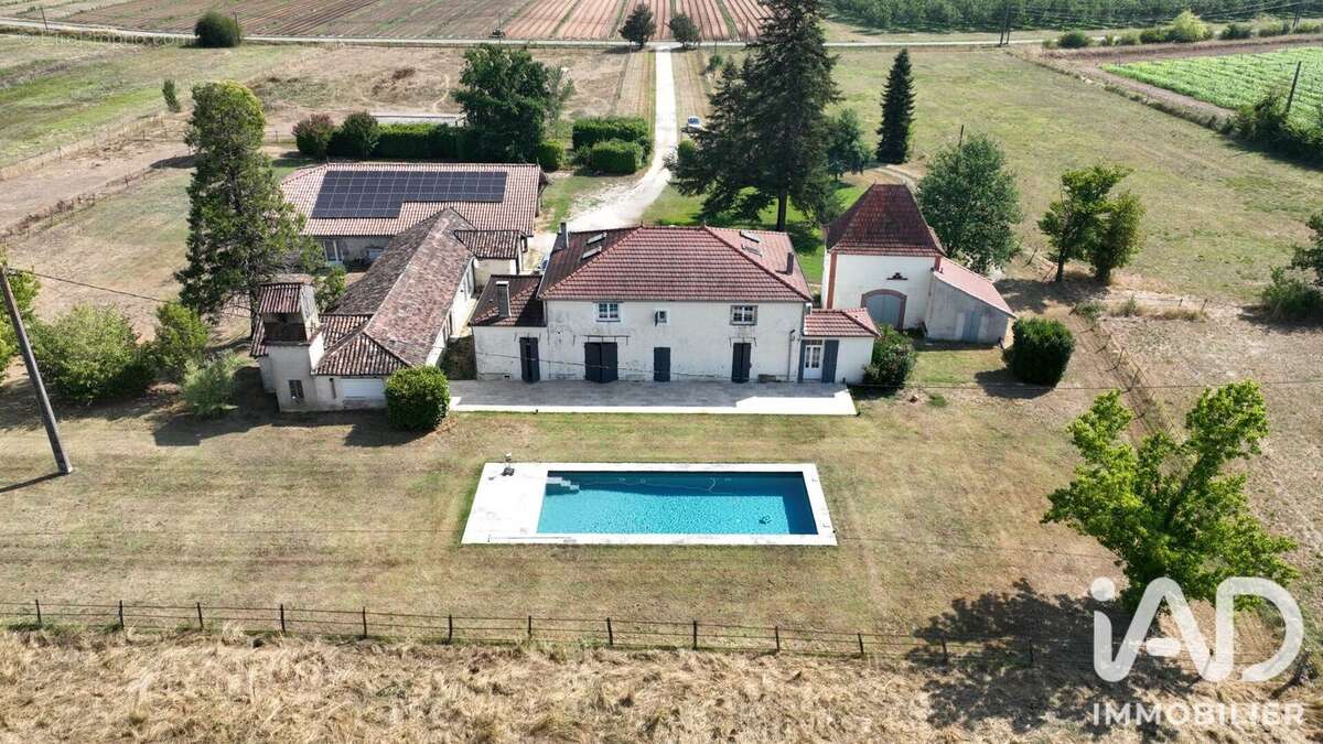 Maison 370 m² à Ledat  - photo 2