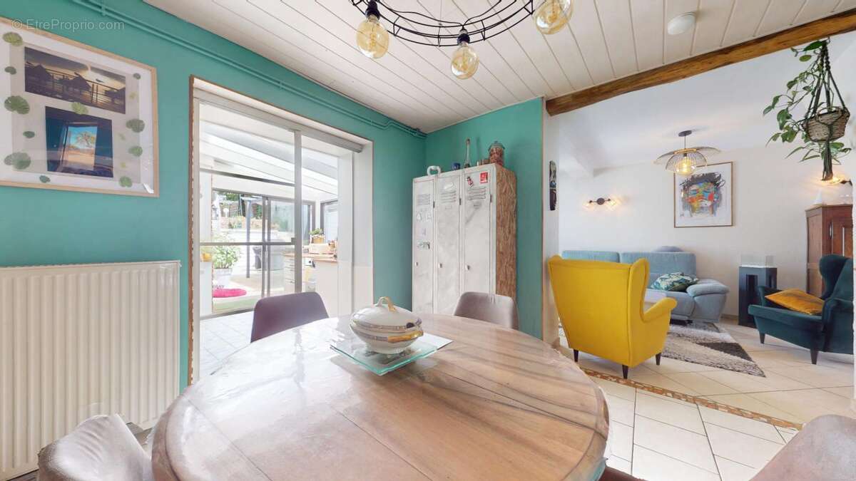 A VENDRE : Maison 6 pièces avec cour et jardin  ( à 20 mins de REIMS via l'autoroute A34) - photo 3