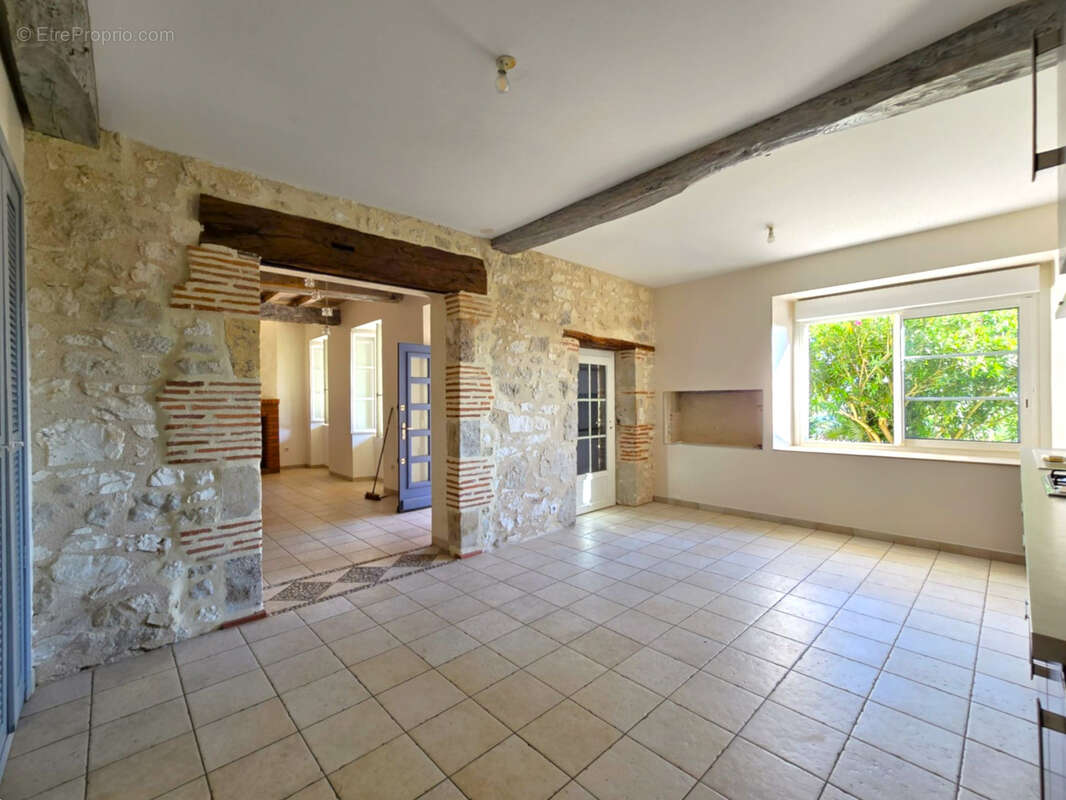 Rare - Délicieuse propriété 1,9 hectare maison rénovée et nombreuses dépendances - photo 17