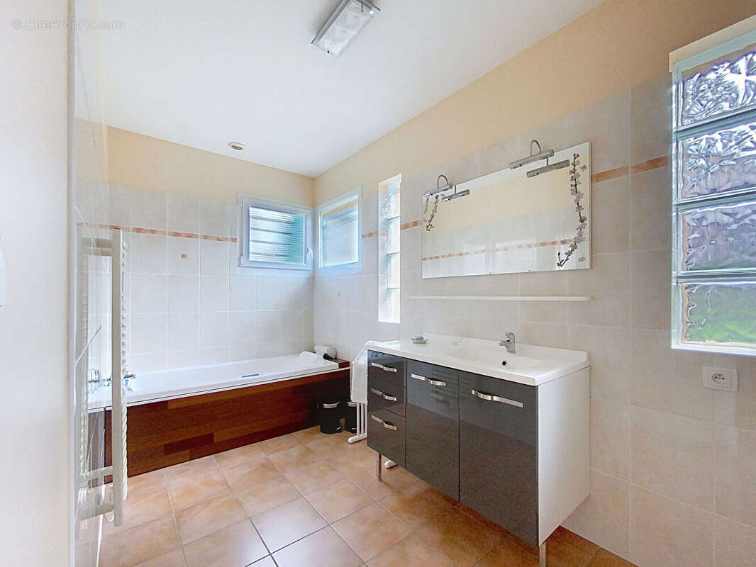 Maison à CAMBLANES-ET-MEYNAC