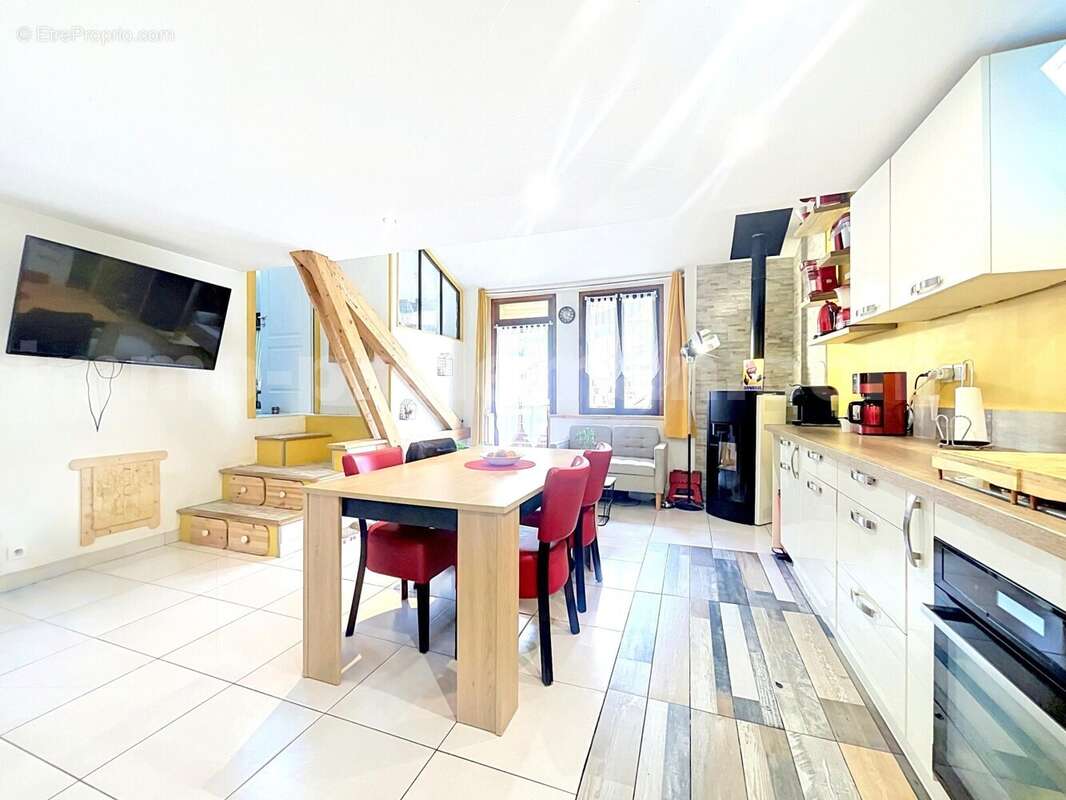 Appartement_Saint_Jeoire__grand_espace_proche_ecole_genève_frontière_suisse_ceva_bus_commerces_lumineux_calme_Balcon_extérieur_séjour_salon_cuisine_chambre_1_2_3_salle_de_d'eau_