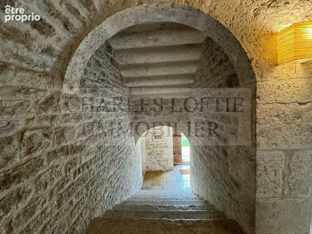 Magnifique et imposante ferme fortifiée du XVIIe siècle, avec dépendances, piscine et terrain de 23 ha, à proximité de Mauroux. - photo 22