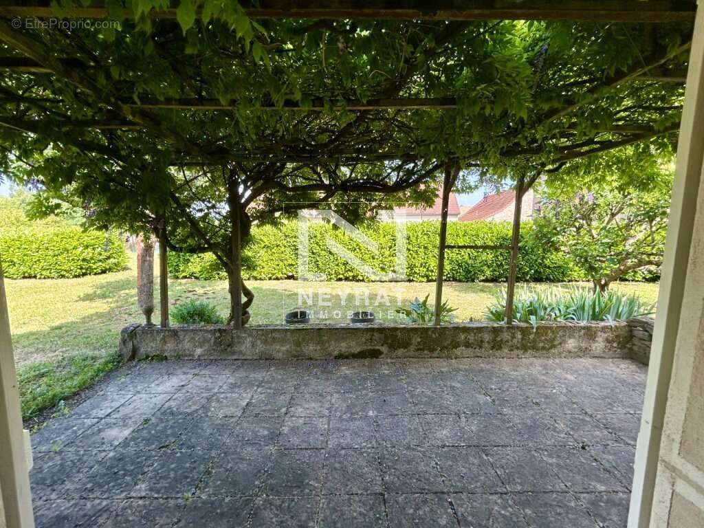 Maison de caractère en pierre avec grange, jardin arboré et vie de plain-pied au cœur d'un village bourguignon - photo 5