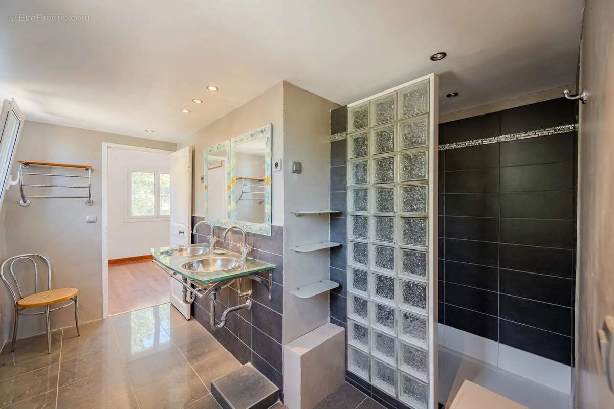 Maison familiale de 250 m² sur plus d'un hectare de terrain – Piscine – Vue dégagée – Méounes-les-Montrieux - photo 14