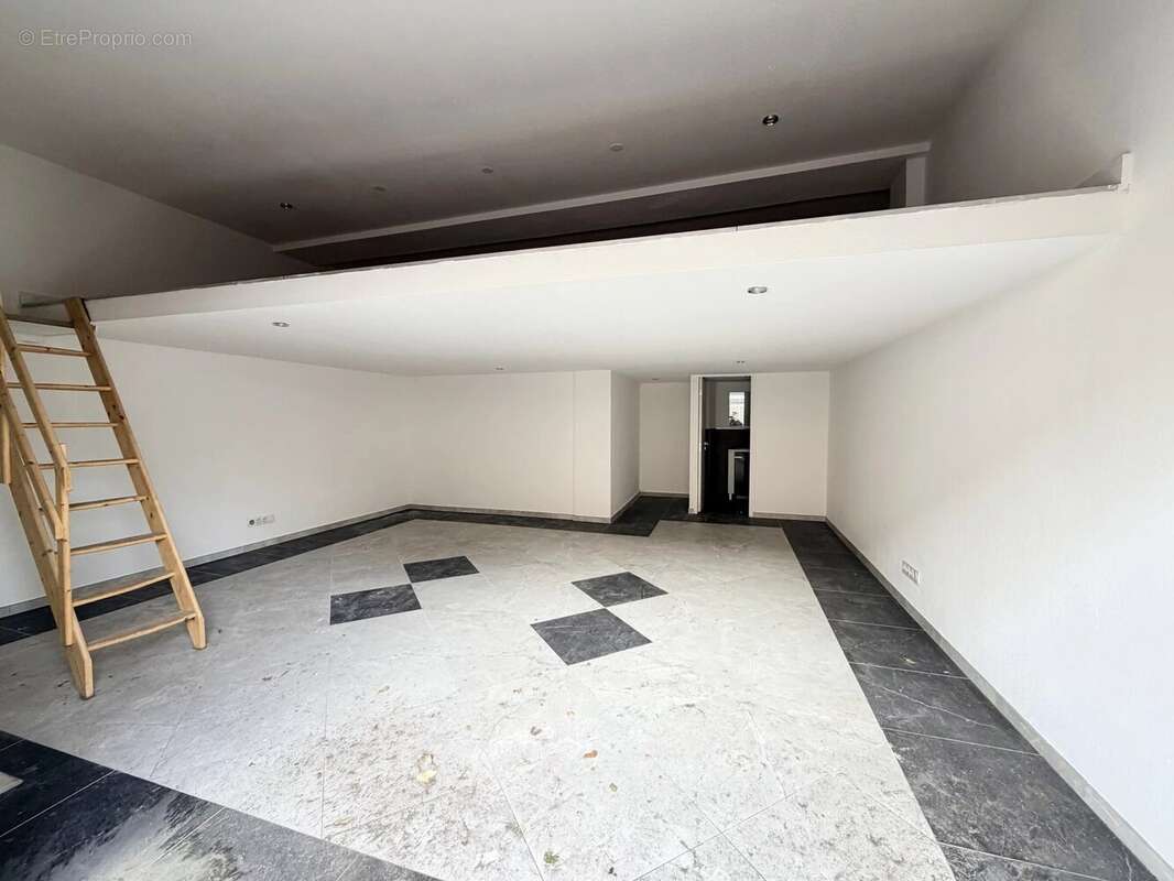 Commerce à VALLAURIS