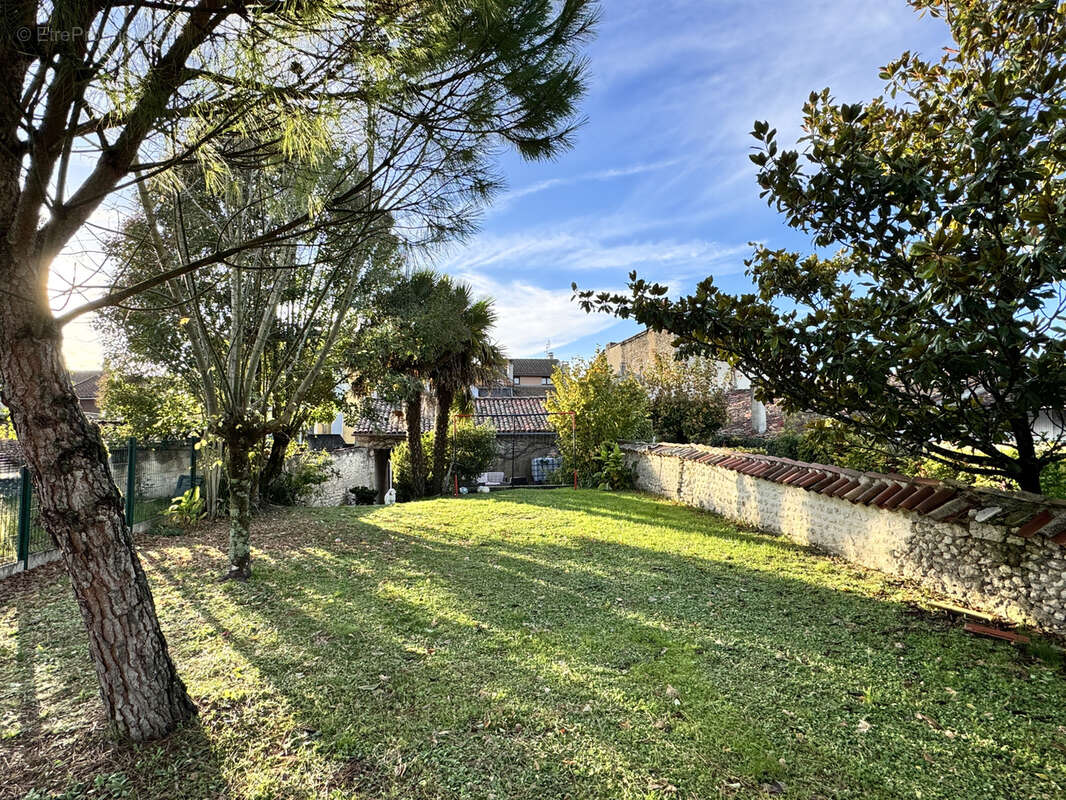 Maison à BARBEZIEUX-SAINT-HILAIRE