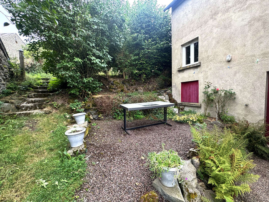 Maison à SAINT-BONNET-PRES-ORCIVAL