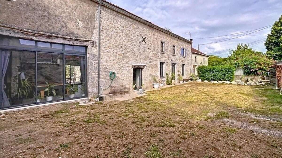 Maison 181 m² à Puyreaux  - photo 3