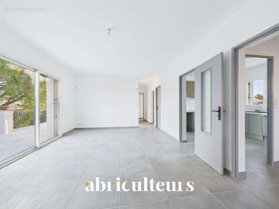 Belle maison T4 avec possibilité d'aménagement, terrasses et jardin à Eguilles (13510) - photo 3