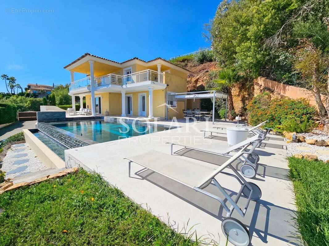 Villa avec piscine à débordement et vue panoramique sur la mer - photo 7