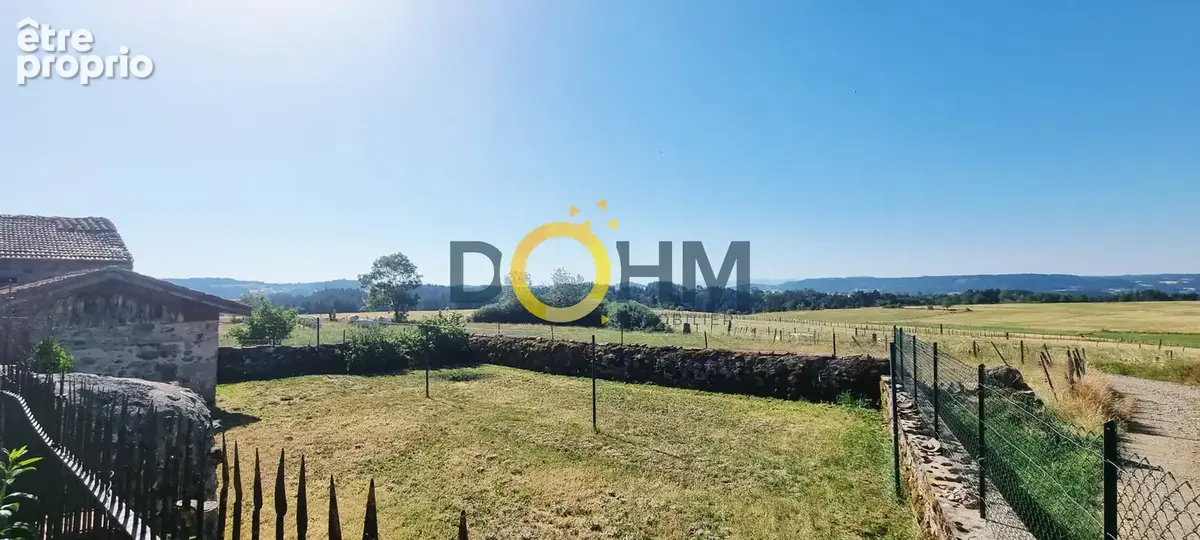 Corps de ferme avec 4 715 m2 de terrain clos, vue panoramique et plus de 480 m2 de dépendances - photo 2