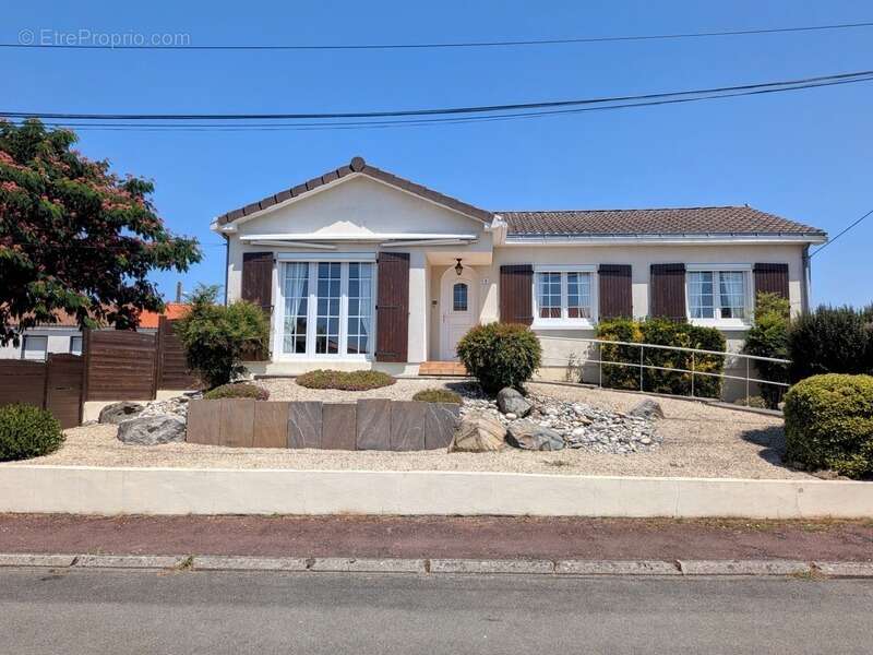 Maison à SAINT-PIERRE-DES-ECHAUBROGNES