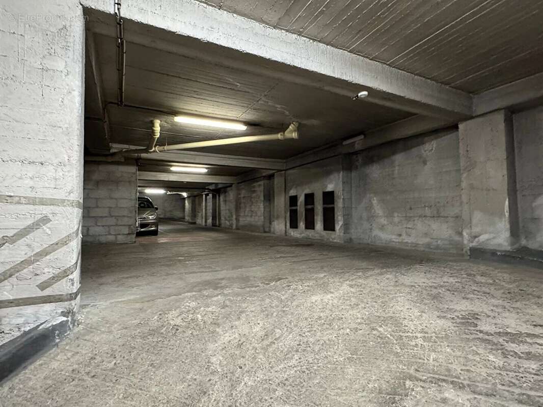 Parking à PARIS-15E