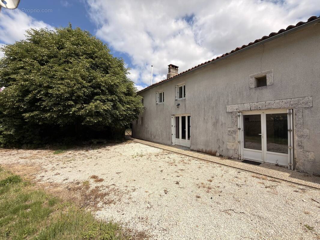 Maison à SALLES-DE-VILLEFAGNAN