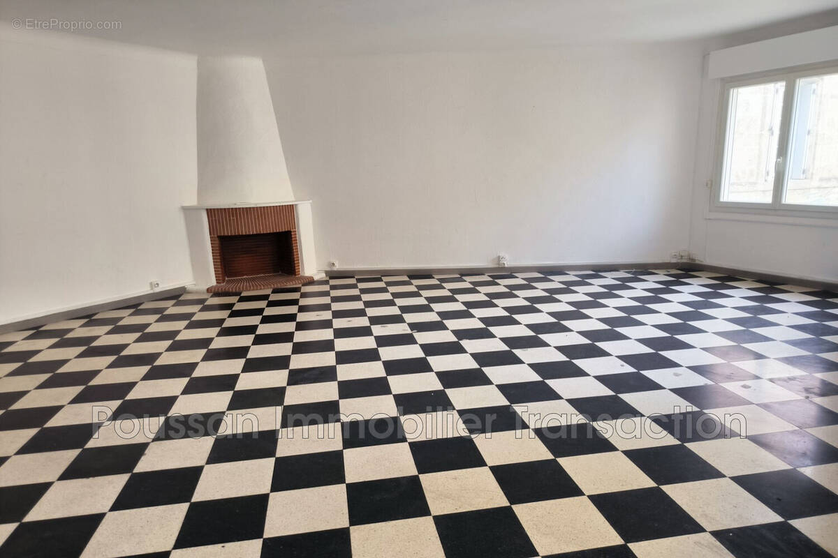 Appartement à POUSSAN