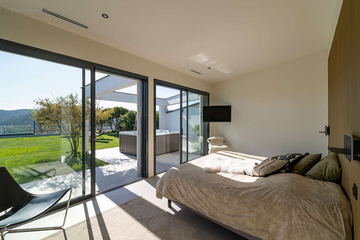 VILLA CONTEMPORAINE  DE  PRESTIGE : 256m² sur  parcelle 913m²  - Panorama exceptionnel sur la Vallée du Rhône - photo 10