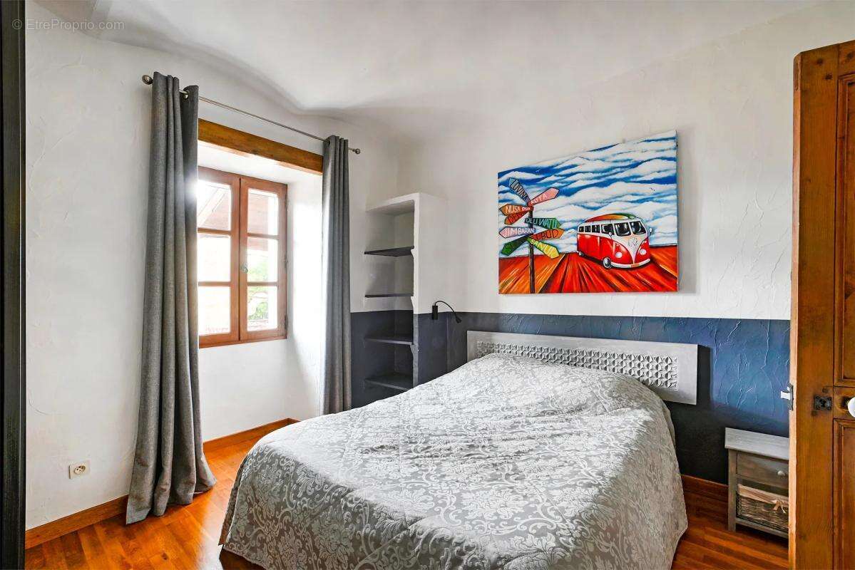 Maison à SAINT-JEAN-DE-MARUEJOLS-ET-AVEJAN