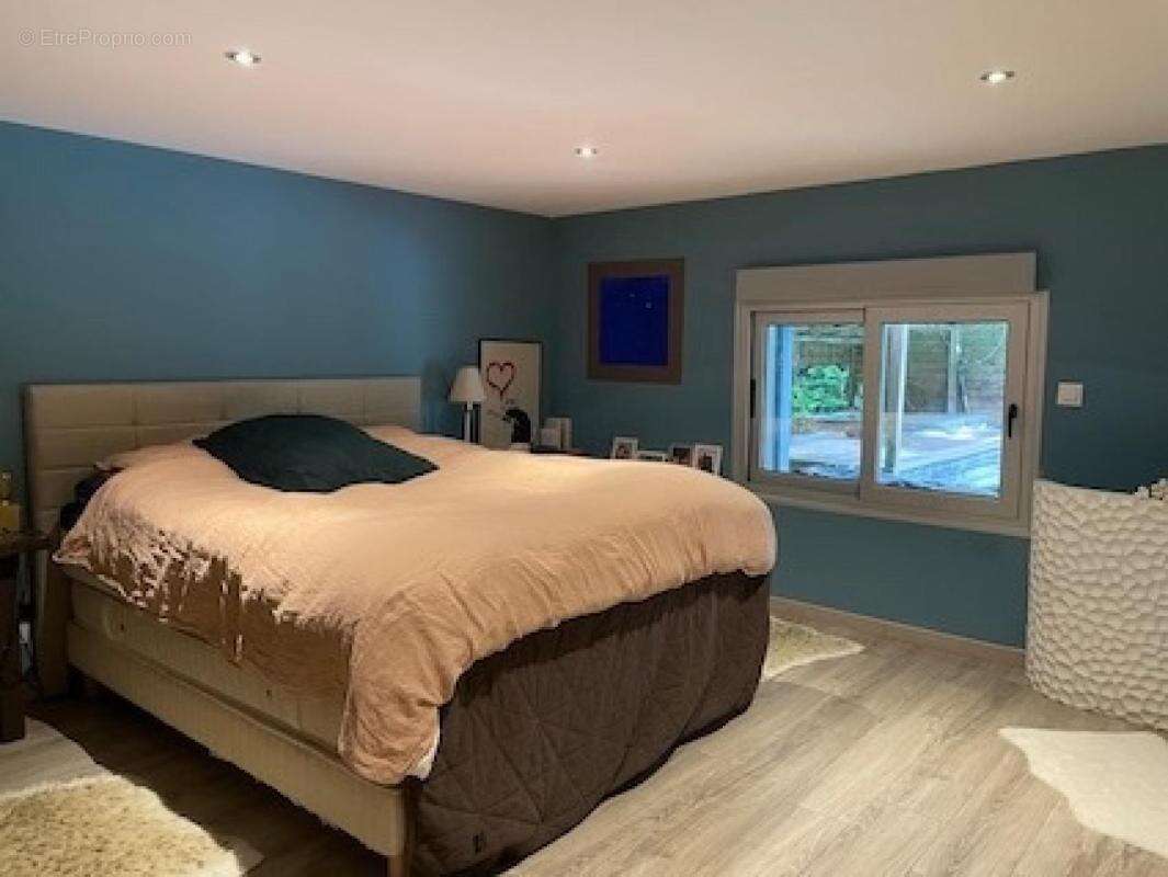 Et si votre prochain coup de cœur se trouvait ici ? Entre piscine, jacuzzi, espaces de réception et environnement boisé, cette p - photo 8