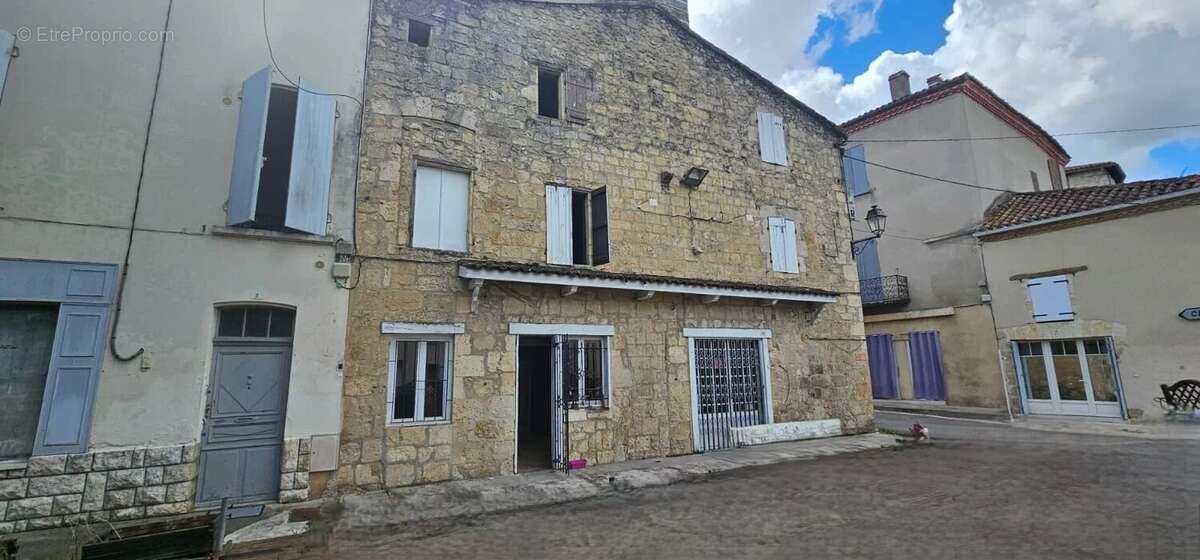 Maison en Pierre de 259 m² à Condom, France - photo 2