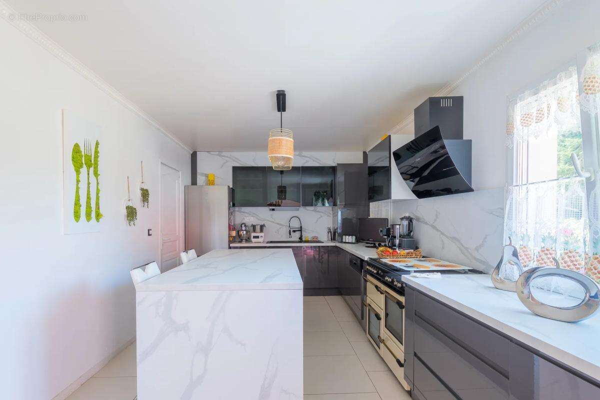 Maison de 7 pièces de 245 m² à Claye-Souilly - photo 5