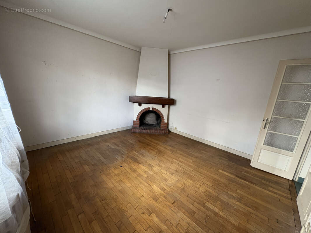 Maison à AMBRIERES-LES-VALLEES