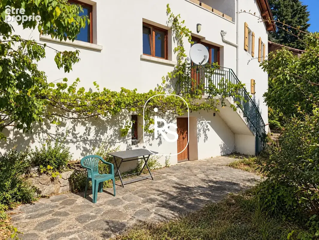 Maison de hameau divisée en deux logements de 102 m2 habitables et de 50,7 m2 avec un terrain de 571 m2 - photo 2