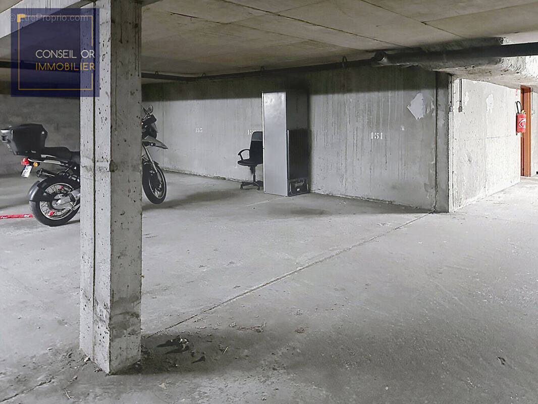 Parking à SAINT-GENIS-LAVAL