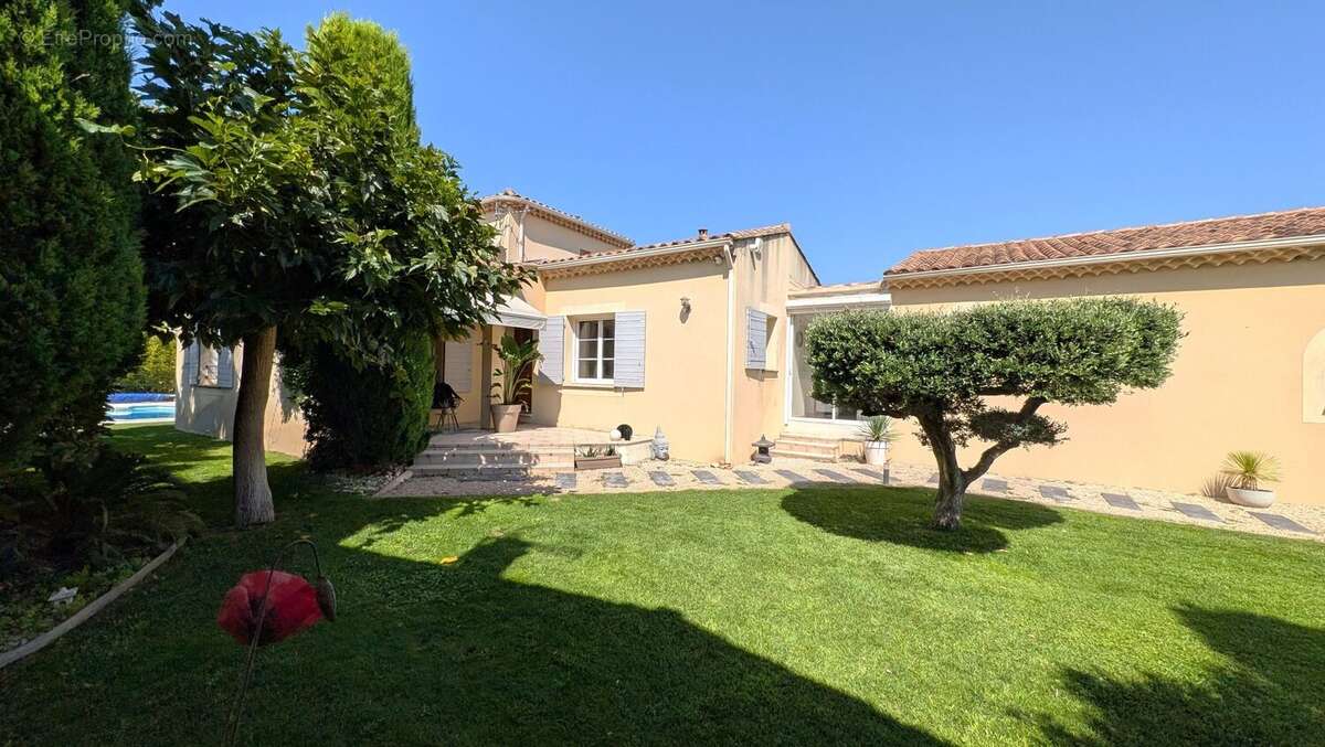 Maison à ENTRAIGUES-SUR-LA-SORGUE