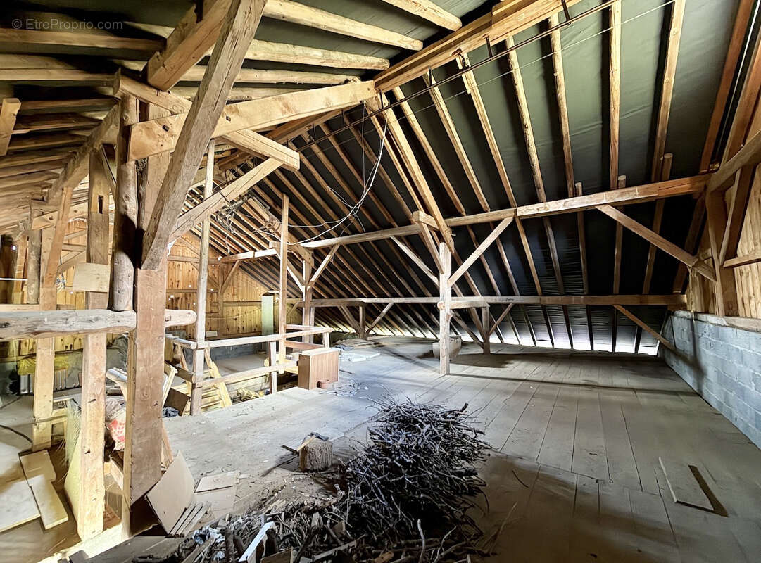Plateau a renover dans une ferme secteur viuz-en-sallaz avec garage de 262 m2 - photo 2