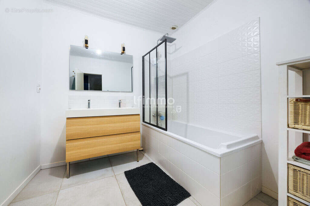 Maison à SIMIANE-COLLONGUE