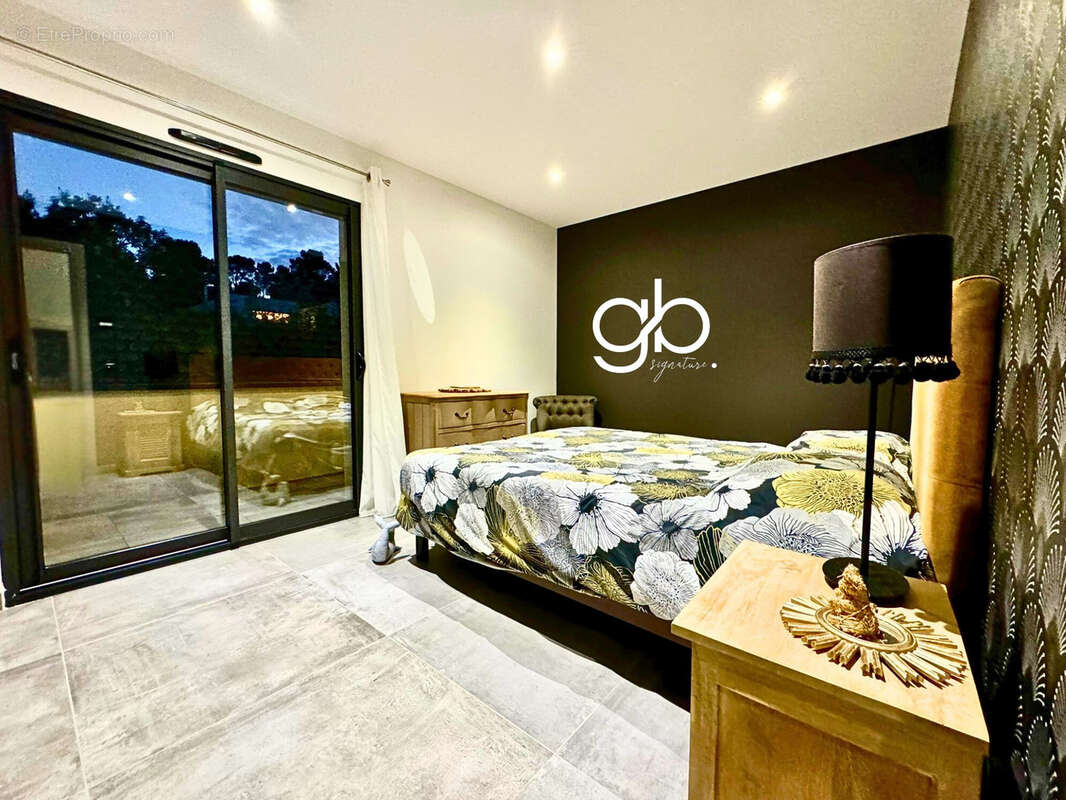 Maison à SAINT-CLEMENT-DE-RIVIERE