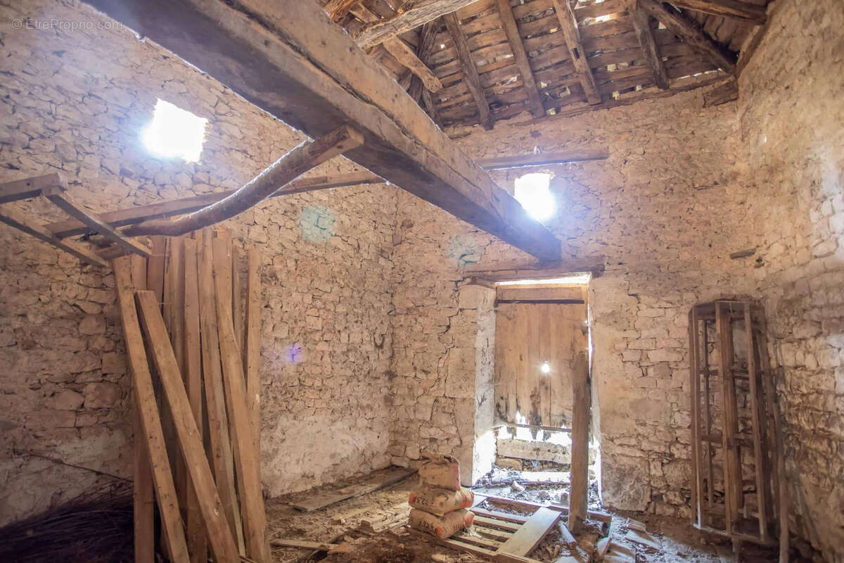 Ruin to renovate in a village - photo 8