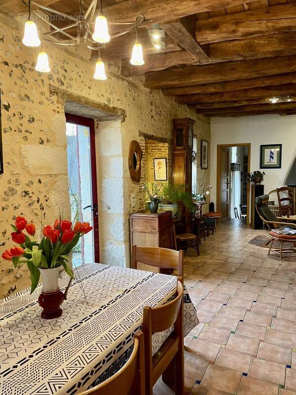 Maison à SAINT-PIERRE-DE-CHIGNAC