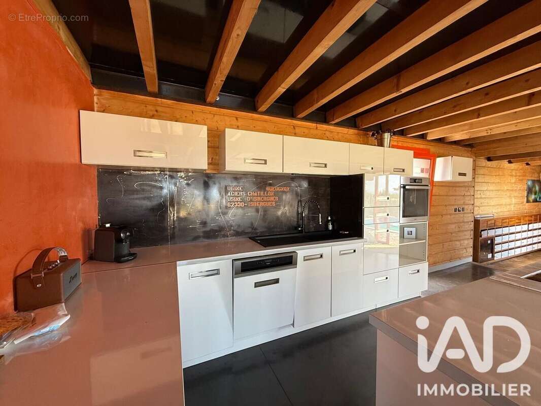 Maison 180 m² à Saint-Maurice-En-Gourgois  - photo 8