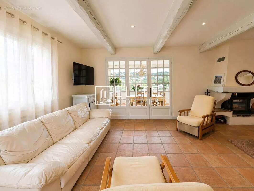 Maison à LA ROQUETTE-SUR-SIAGNE