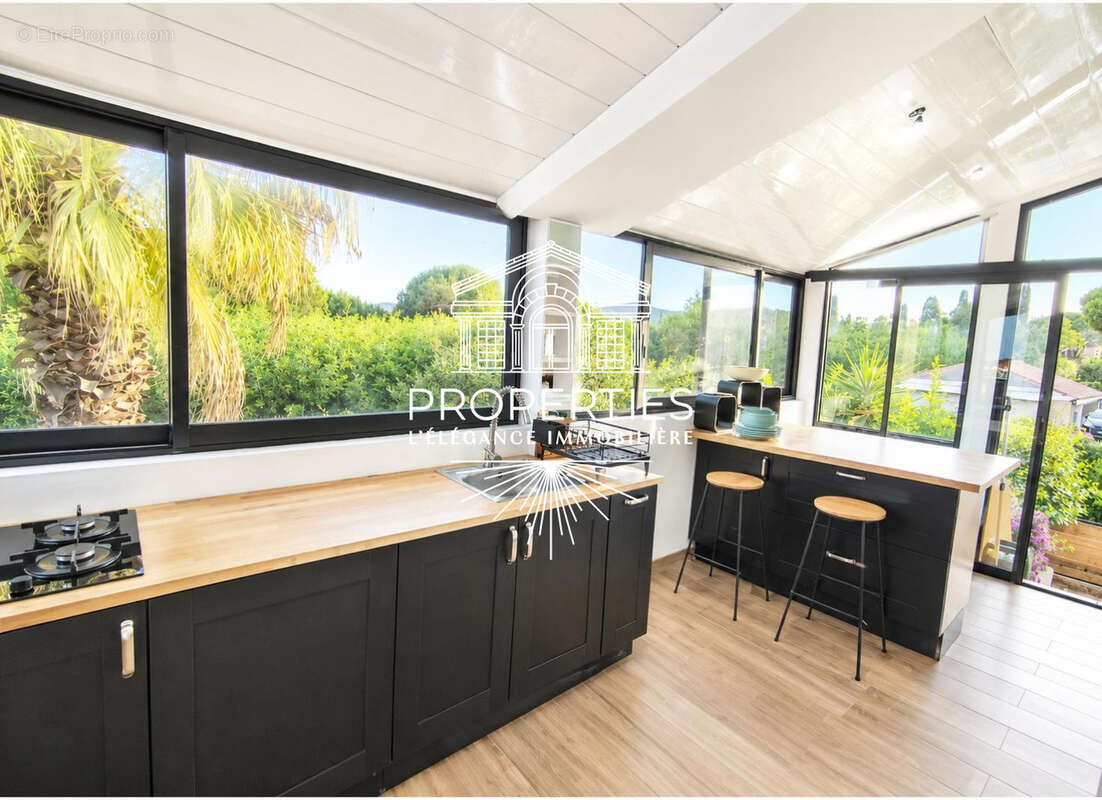 Bormes - maison renovee de 131 m² - divisee en deux appartements - photo 5