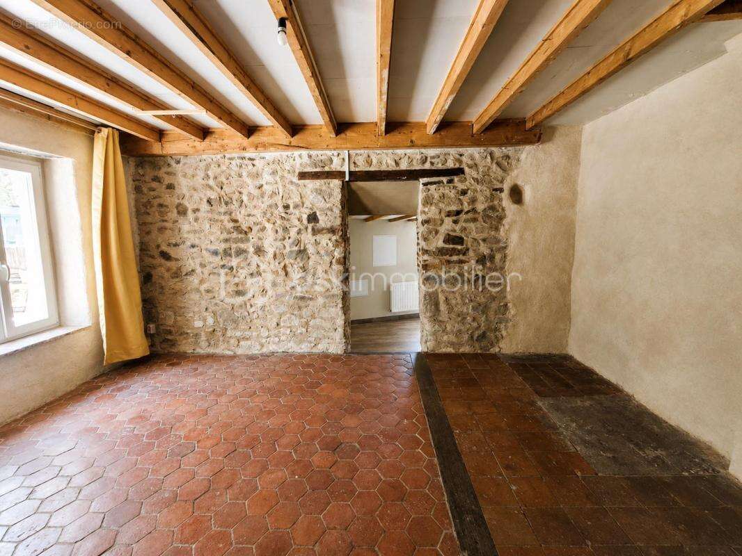 Maison en pierre rénovée avec grange – Un havre de paix au cœur de la campagne - photo 10