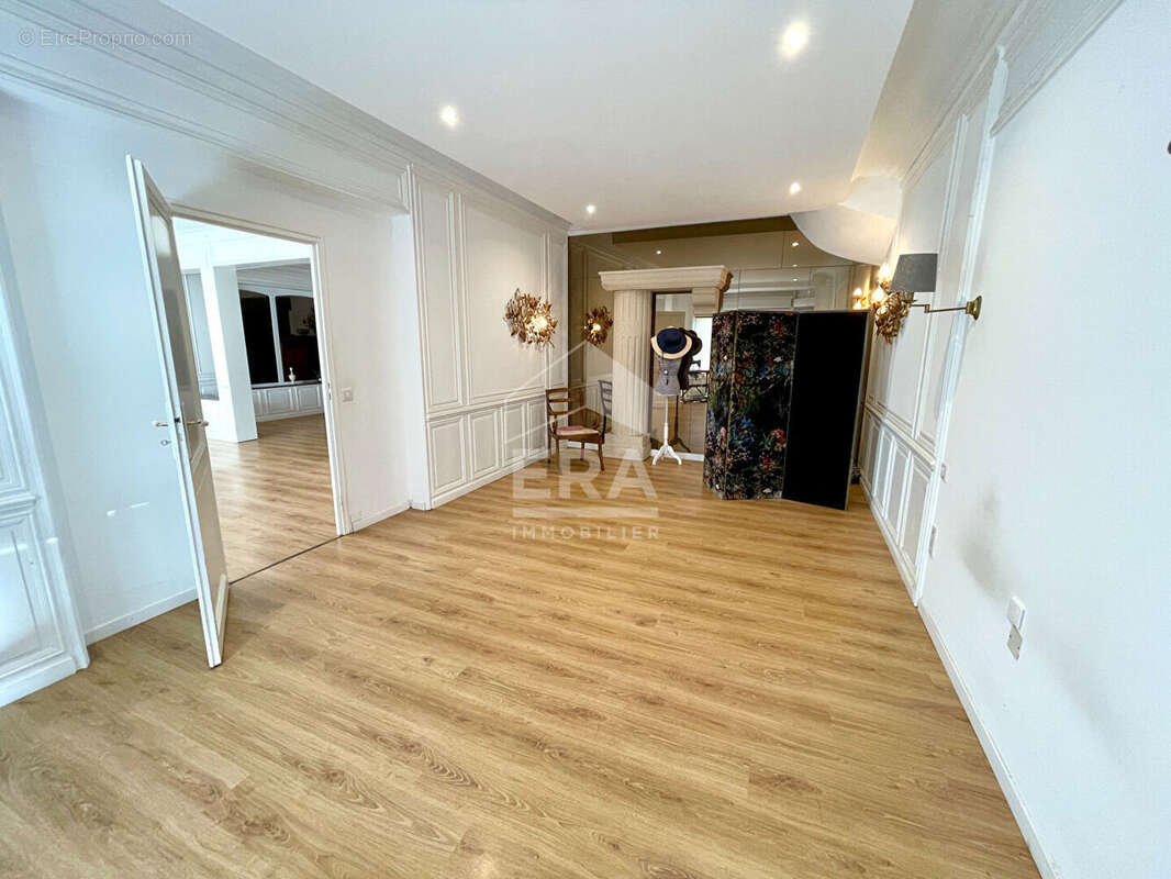 Commerce à TETEGHEM