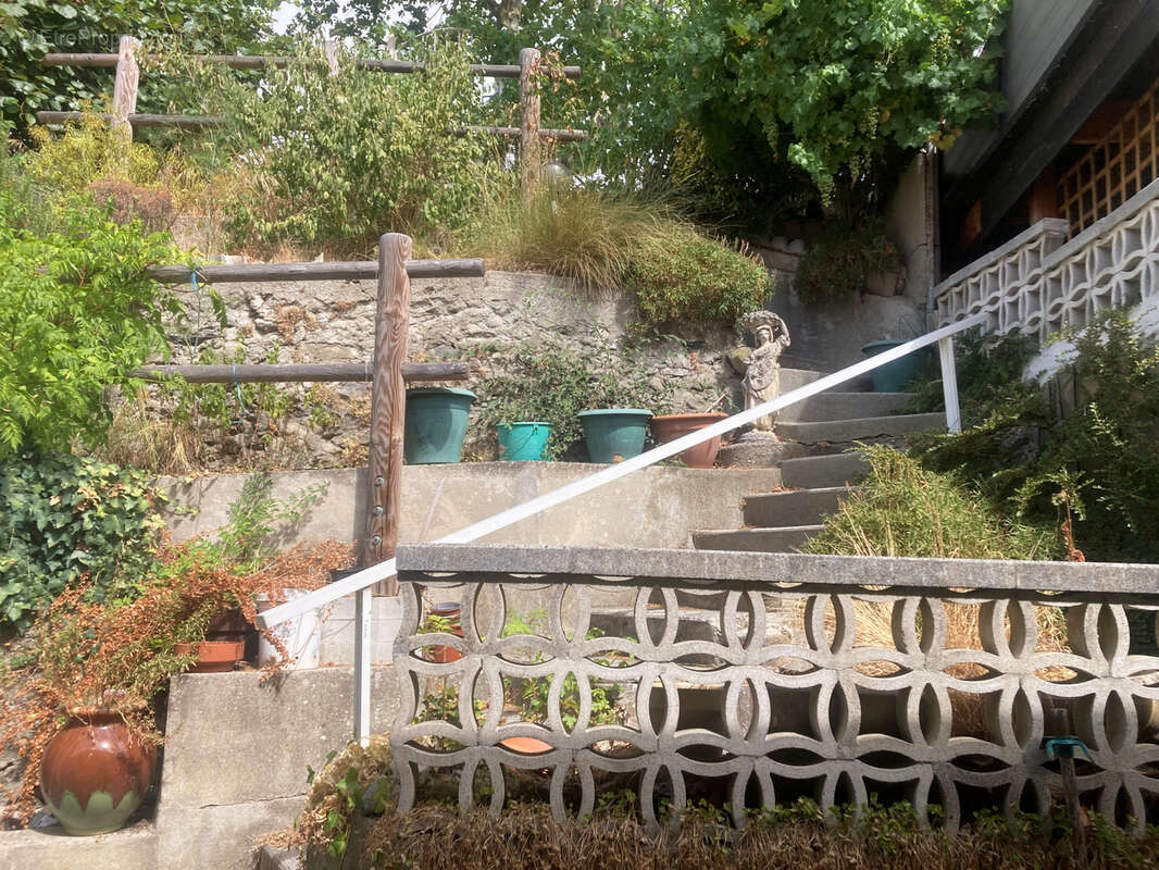 Axat, maison 3 chambres, grand séjour, terrasse, véranda, garage. - photo 7