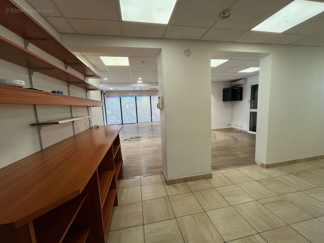 150 m2 local commercial 97 m2 + habitation 50 m2 - photo 4