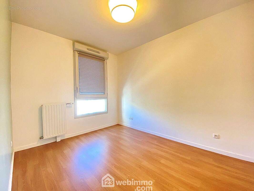 ... puis la deuxième chambre. - Appartement à RIS-ORANGIS