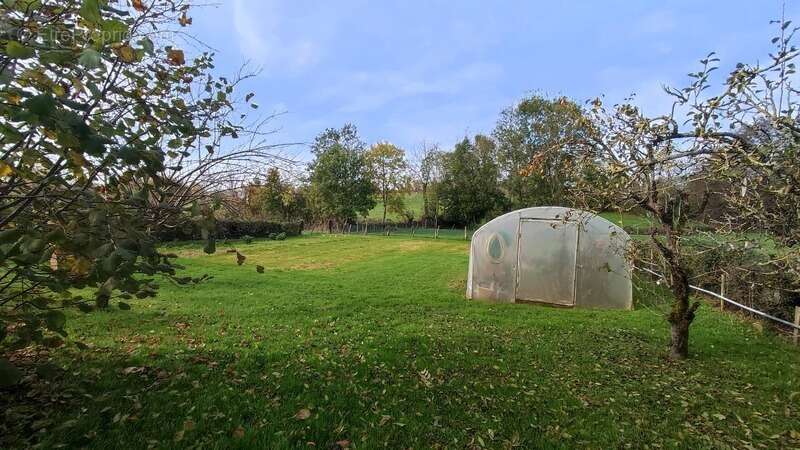 Maison familiale en bon état  avec terrain, au calme dans un  hameau à Beugnon Thireuil - photo 9