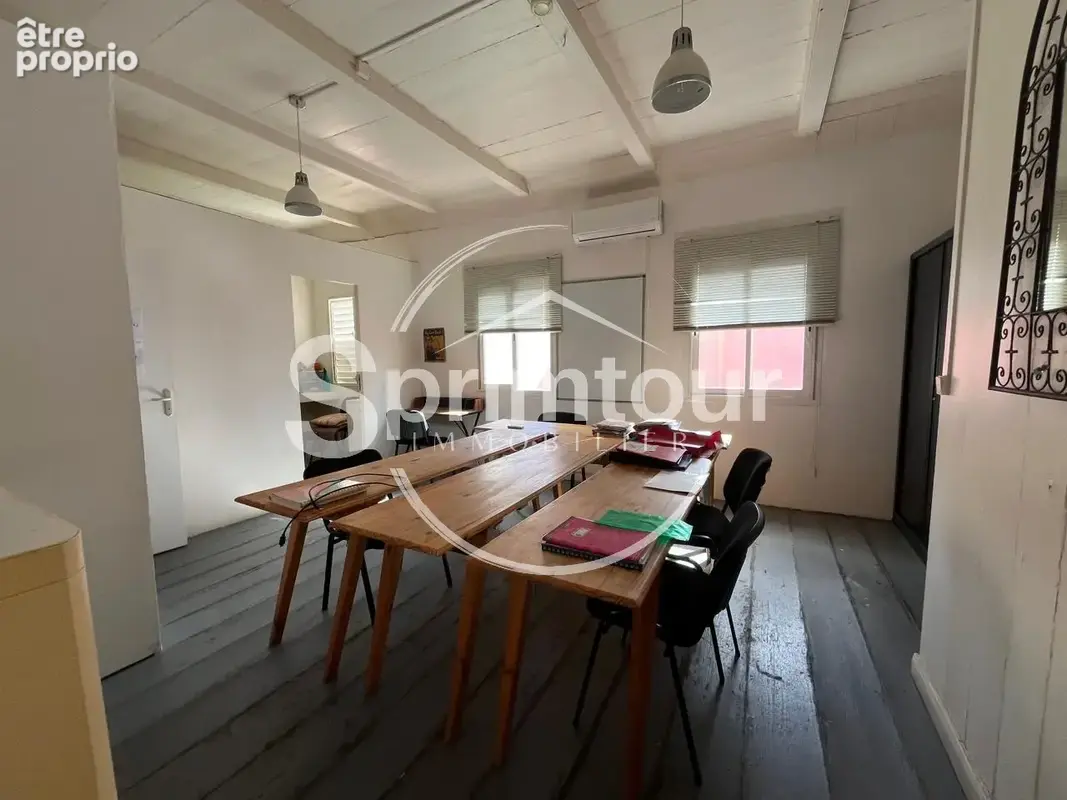 BASSE-TERRE - Immeuble avec bureaux en très bon état - libre d'occupation - photo 7