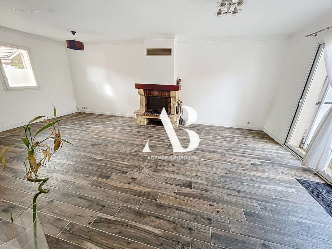 Maison à VERNEUIL-L'ETANG