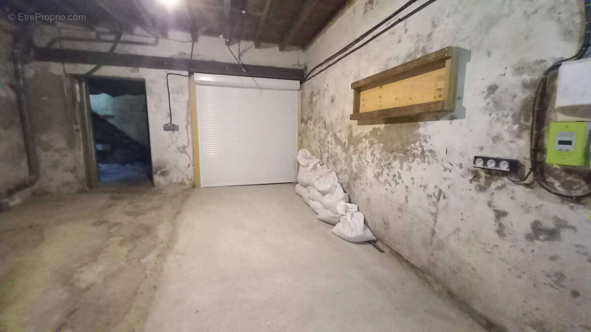 Photo 4 - Parking à LORMONT