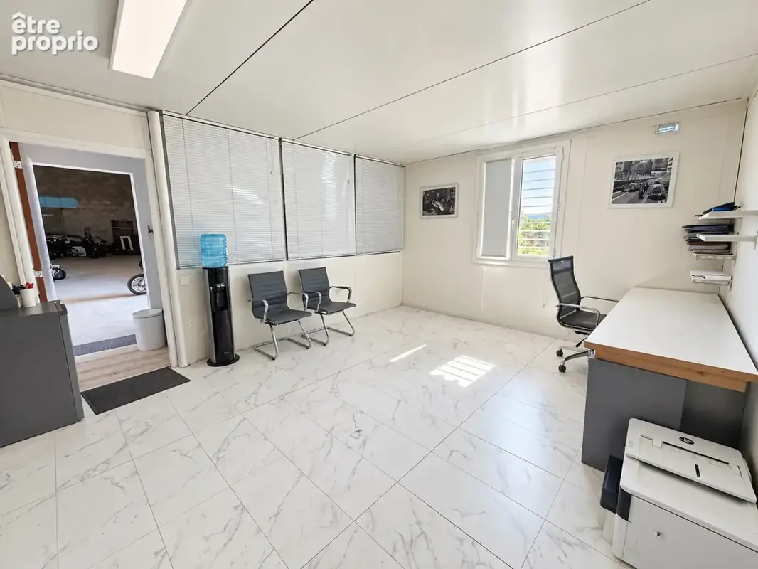 Local/bureau à vendre 150 M2 quai de déchargement, jardin VILLELAURE (84) - photo 2